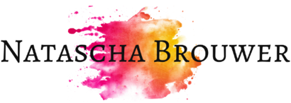 Logo, gekleurde verfvlek met Natascha Brouwer in letters er overheen